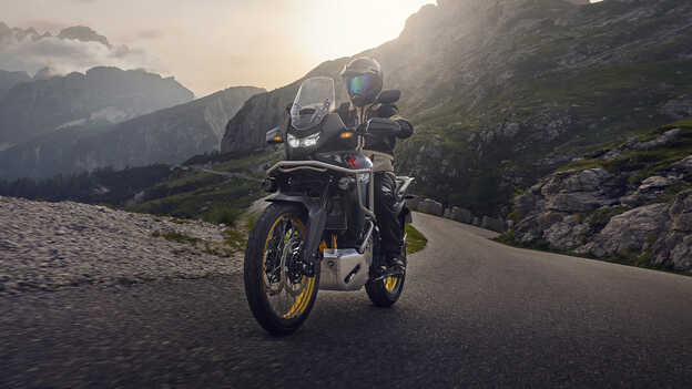 Imagen de tres cuartos de la parte de atrás de la Dax 125 parada junto al mar.