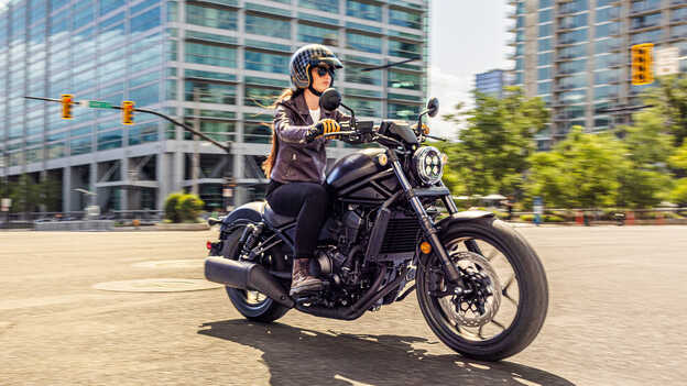 Primer plano de los frenos del Dax 125