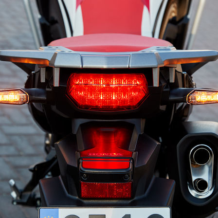 Primer plano de las luces de freno de la Honda Africa Twin.