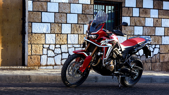 Vista lateral de la Honda Africa Twin en un entorno urbano.