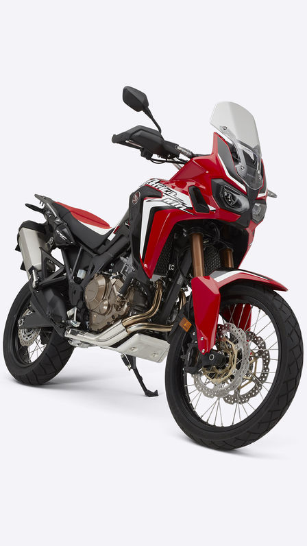 Vista frontal de tres cuartos de la Honda Africa Twin en estudio.