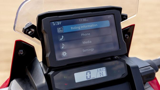 Honda Africa Twin, primer plano del Bluetooth de la pantalla TFT