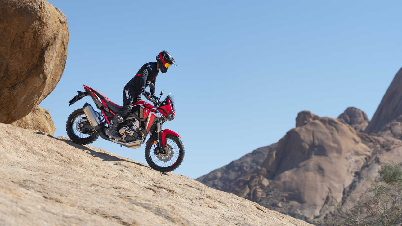 Honda Africa Twin, lado derecho, cabalgando por una roca