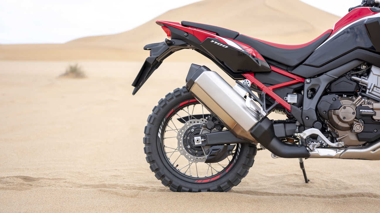Honda Africa Twin, vista de la rueda trasera en estudio