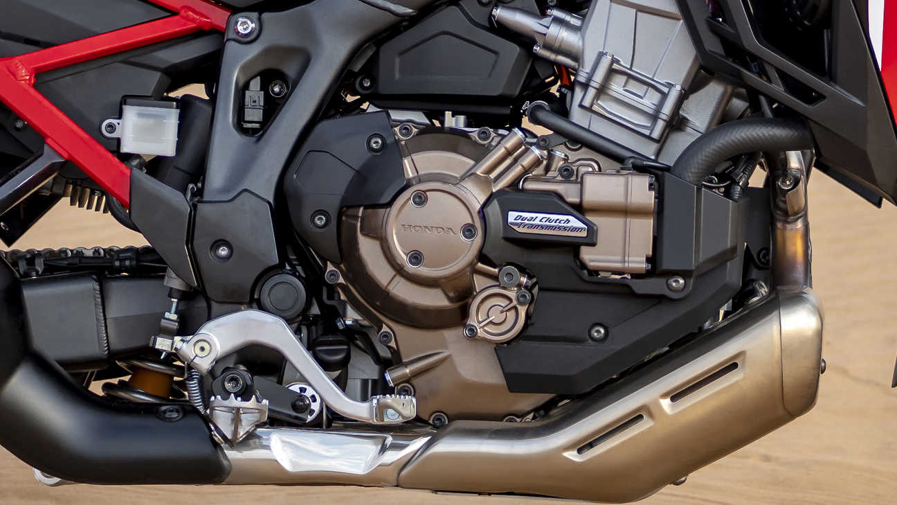 Honda Africa Twin, primer plano del manillar izquierdo