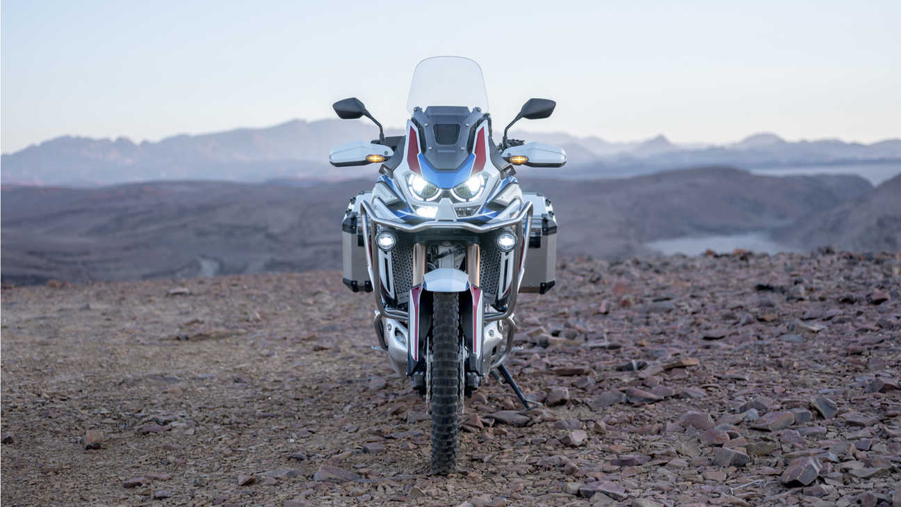 Honda Africa Twin Adventure Sports, vista delantera, faros encendidos