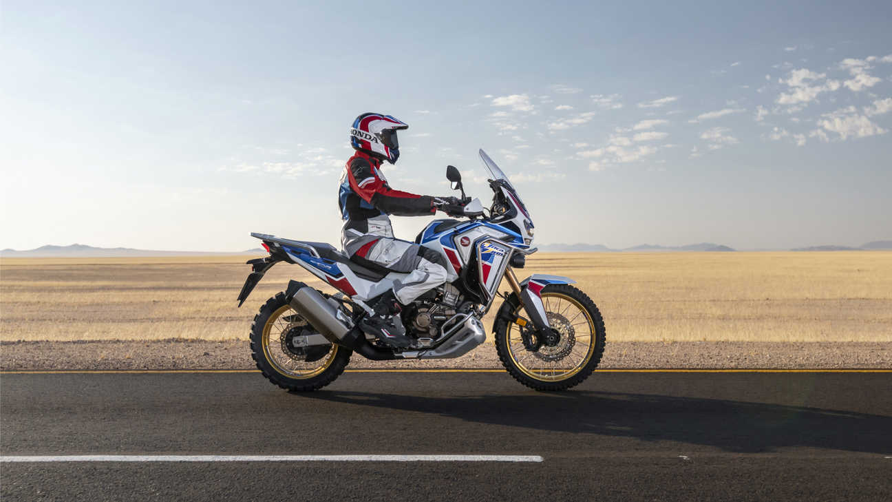 Honda Africa Twin Adventure Sports, conduciendo por un camino de tierra a través de un paisaje desértico