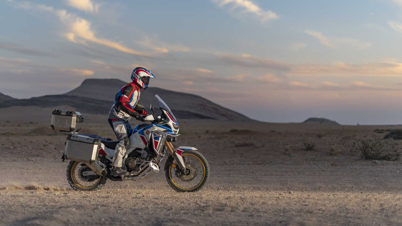 Honda Africa Twin Adventure Sports, lateral derecho, conduciendo por un camino de tierra en un paisaje desértico