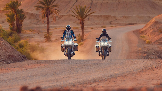 Dos motos CRF1100 Africa Twin Adventure Sports en camino de tierra