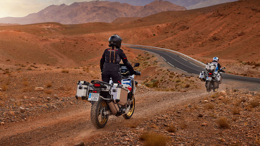 Vista delantera de 3/4 de Honda CRF1100 Africa Twin Adventure Sports en una ubicación montañosa.