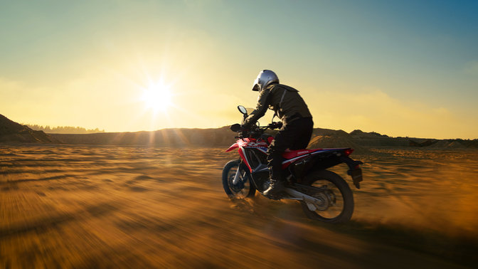 CRF250 Rally vista de tres cuartos del lateral izquierdo con conductor