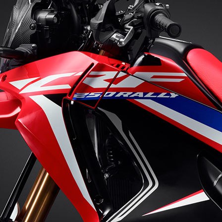 CRF250 Rally primer plano del panel lateral
