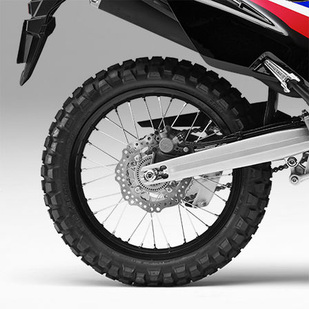 Honda CRF250 Rally primer plano de la rueda trasera