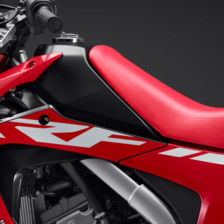 CRF250L primer plano del depósito de combustible