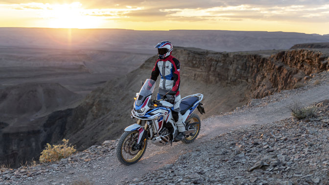 Honda CRF1100L Africa Twin Adventure Sports circulando por una pista de tierra.