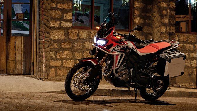 Honda Africa Twin aparcada fuera de un restaurante.