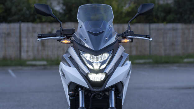 Estilo frontal y faros LED de la NC750X