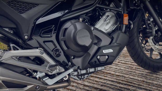 Vista de primer plano de un motor bicilíndrico paralelo de 8 válvulas y 745 cc.