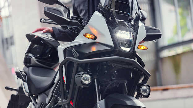 Faro y carenado delantero de la Honda NX500