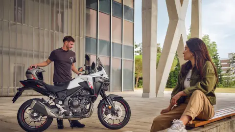 Imagen de la Honda NX500 con dos modelos