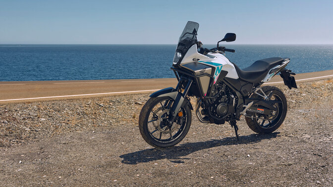 Vista lateral de la Honda NX500 Off-Road junto a la costa