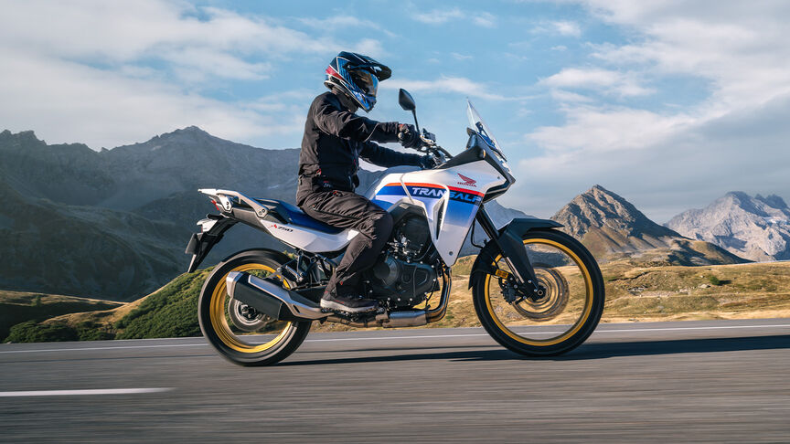 XL750 Transalp en carretera de montaña.