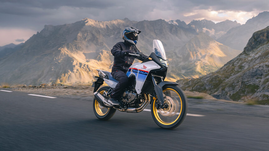 XL750 Transalp en carretera de montaña.