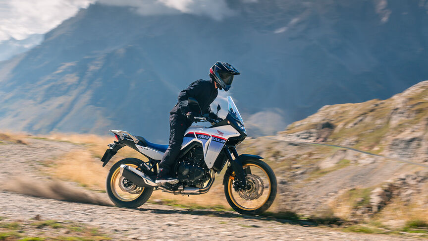 XL750 Transalp en carretera de montaña.