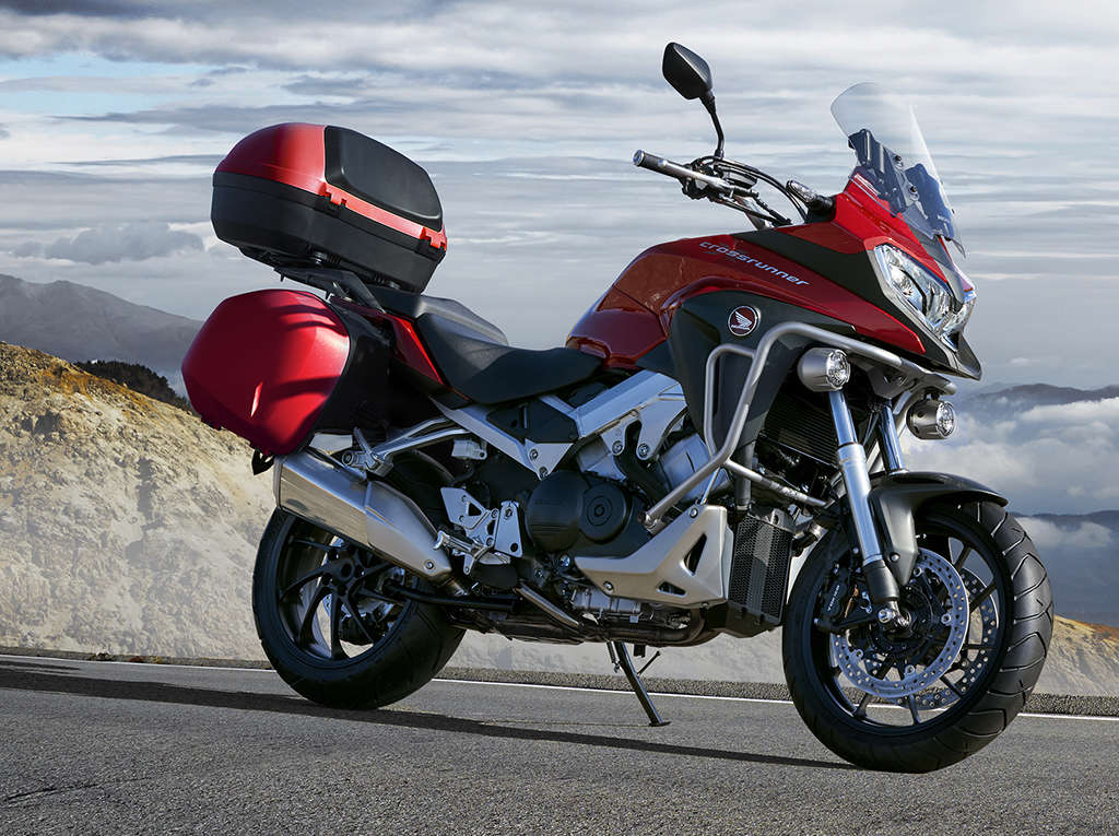 VFR800X aparcada en carretera de montaña, lateral derecho