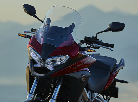 Vista frontal de ¾ del lateral izquierdo de la Honda VFR800X Crossrunner
