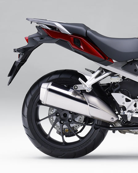 Honda VFR800X Crossrunner, primer plano de la rueda trasera