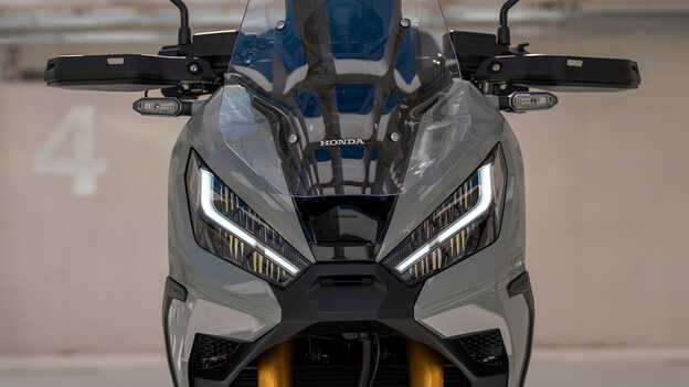 Estilo frontal y faros LED de la X-ADV