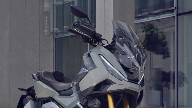 Imagen frontal de tres cuartos de la X-ADV parada con pantalla Durabio