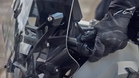 Primer plano del parabrisas ajustable de la motocicleta Honda X-ADV.