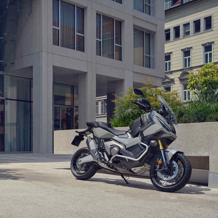 Motocicleta X-ADV aparcada en un lugar de la ciudad.