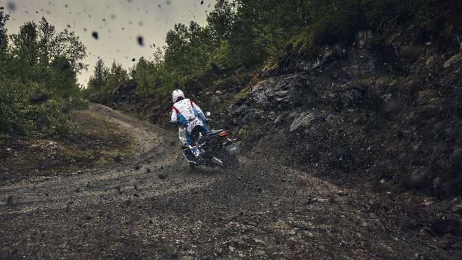 X-ADV circulando por una curva en un camino de tierra