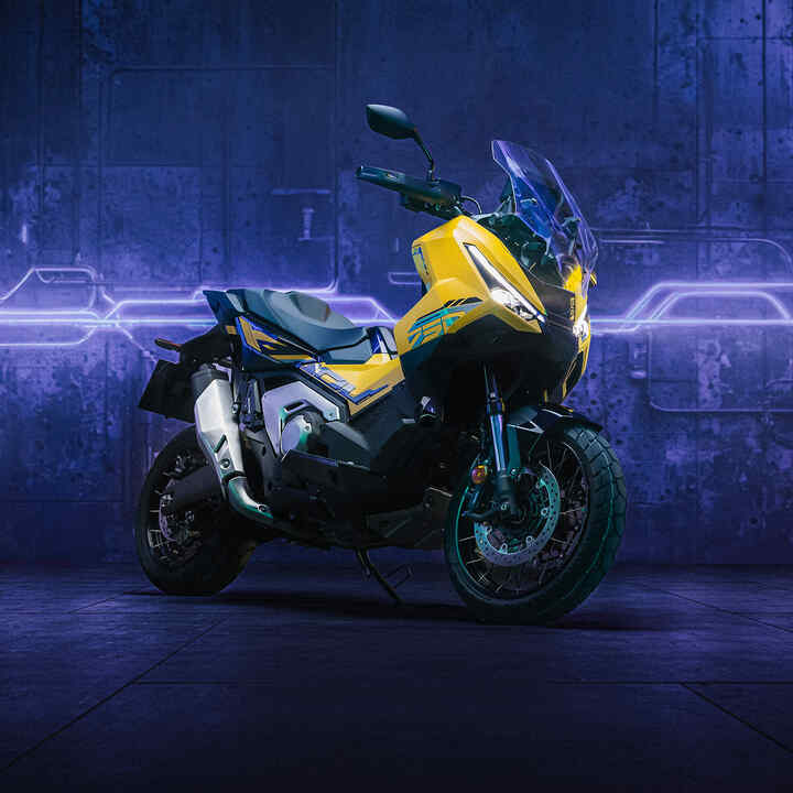 Edición especial X-ADV: vista lateral con el conductor en un área urbana