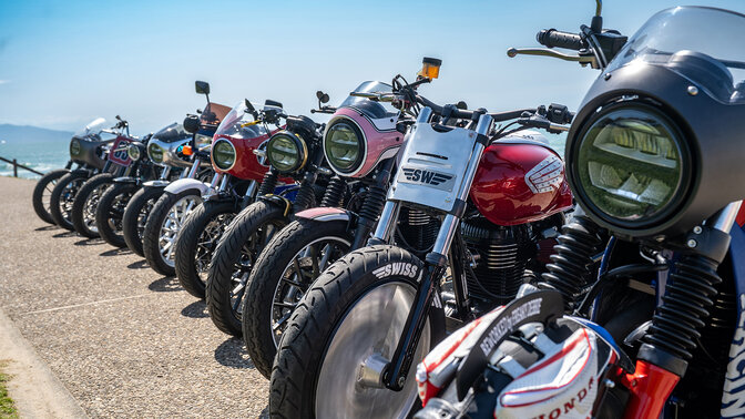 Motos GB350S personalizadas en el festival Wheels and Waves 2025