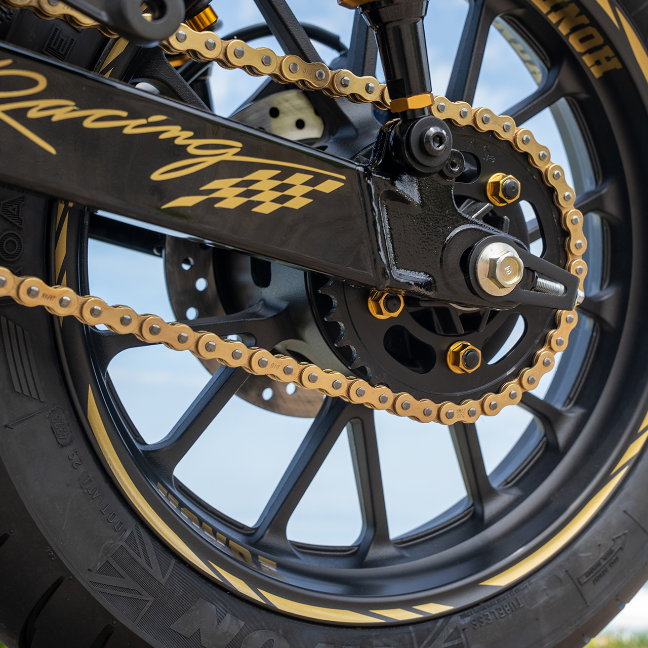Rueda trasera y cadena de la GB350S Grand(B)rix personalizada