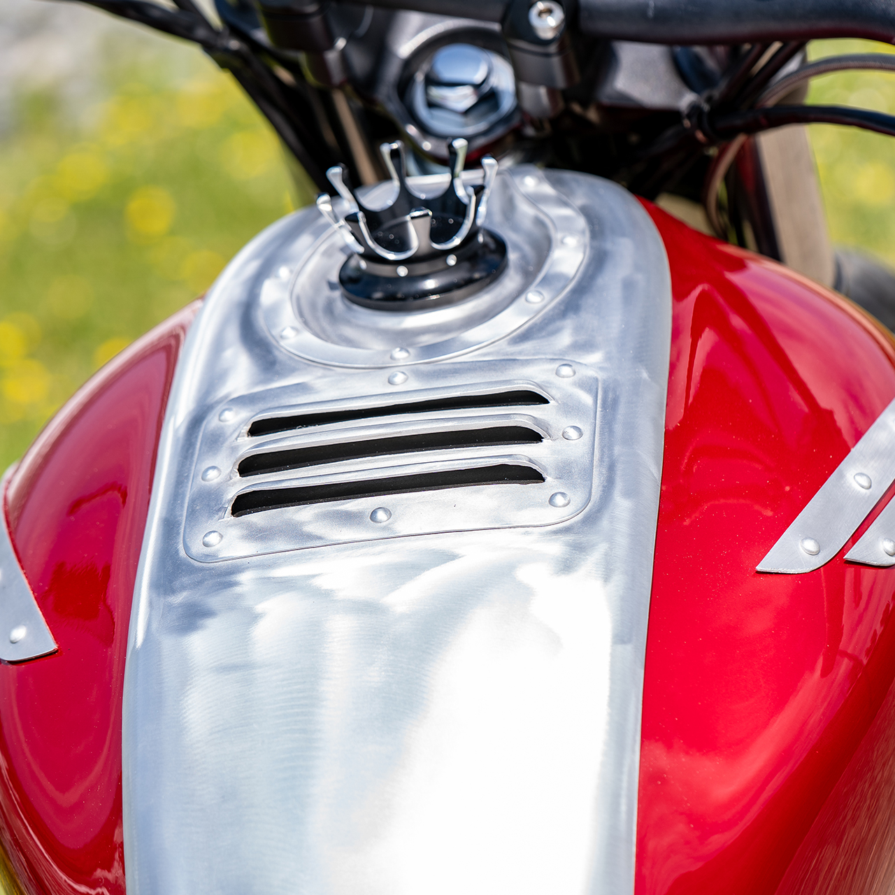 Primer plano de la GB350S Silver Bullet personalizada