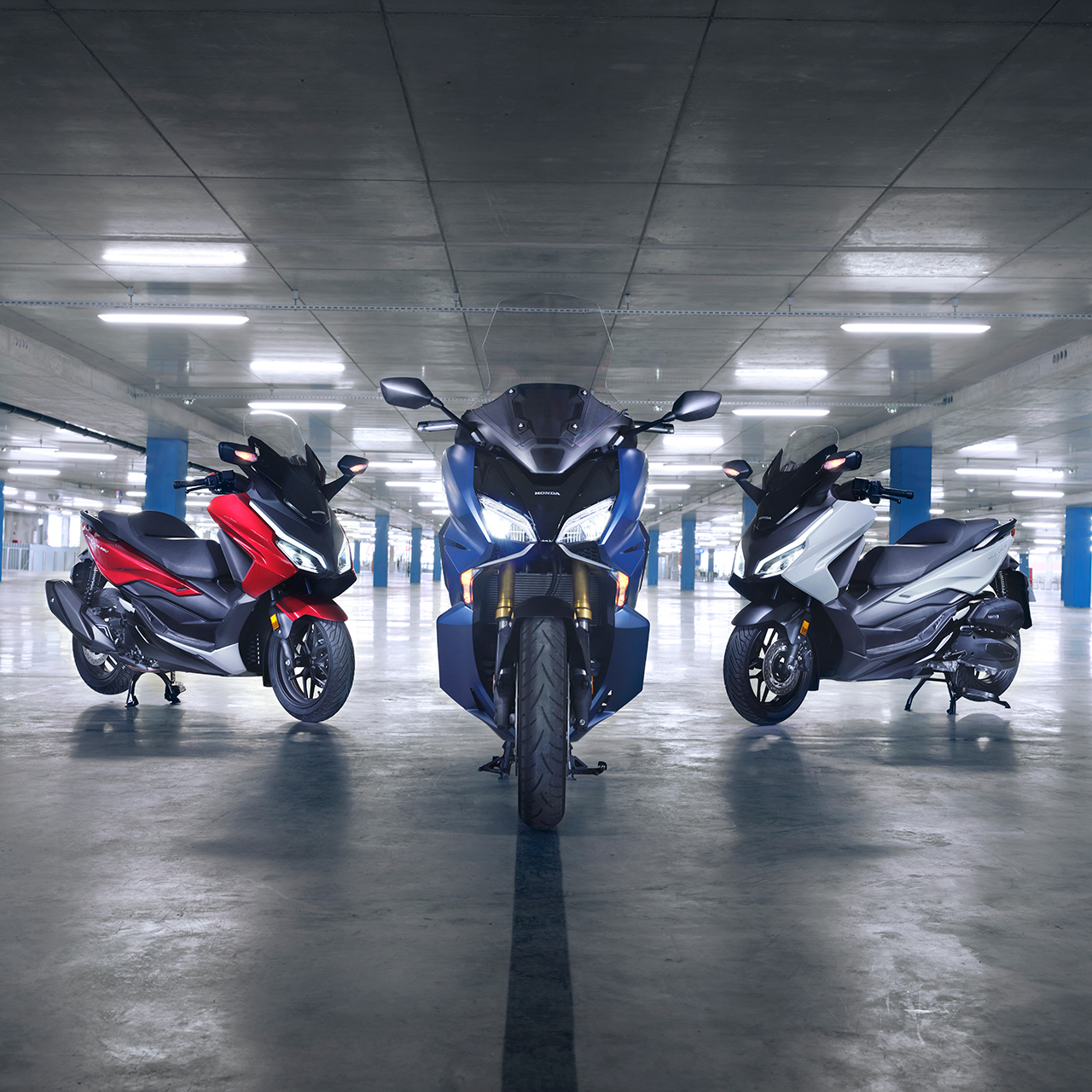 Familia Honda Forza en aparcamiento