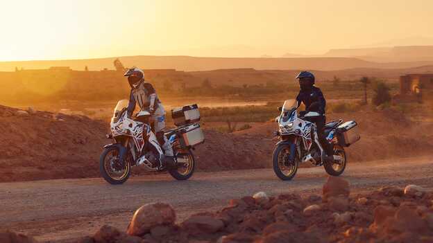 Africa Twin Adventure Sports en camino de tierra