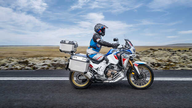 Africa Twin Adventure Sports con conductor en carretera