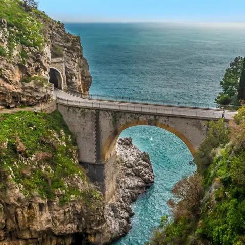 El puente arqueado en Fiordo di Furore en la costa de Amalfi (Italia) en un día soleado