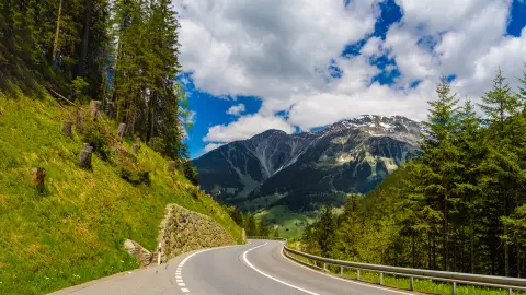 Carretera entre las montañas de los Alpes, Klosters-Serneus, Davos, Graubünden (Suiza)