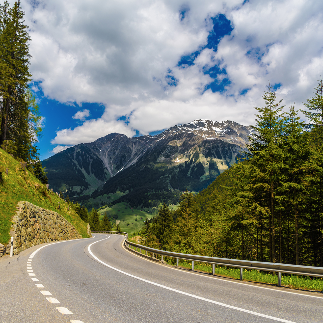 Carretera entre las montañas de los Alpes, Klosters-Serneus, Davos, Graubünden (Suiza)
