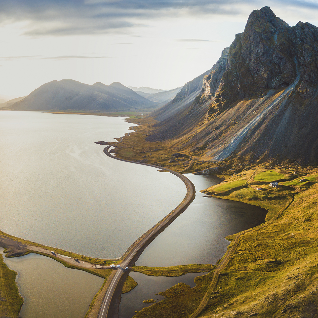 Carretera pintoresca en Islandia, hermoso paisaje natural, panorama aéreo, montañas y costa al atardecer