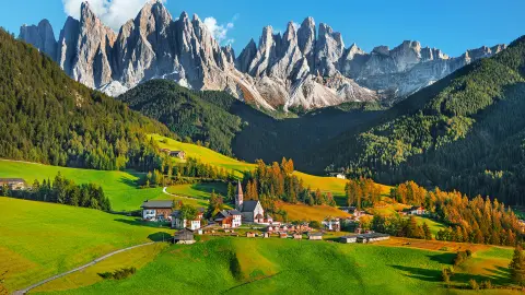 Famoso lugar alpino, la villa de Santa Maddalena con las mágicas montañas Dolomitas de fondo, el Val di Funes, región de Trentino-Alto Adigio (Italia)