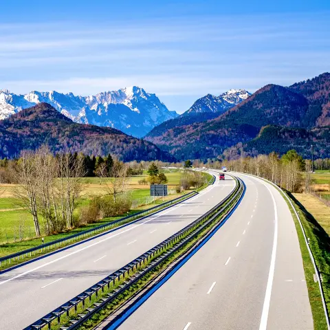 Carretera en los Alpes europeos, cerca de Garmisch-Partenkirchen