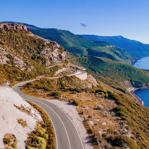Carretera panorámica de Alghero a Bosa en el norte de Cerdeña, ideal para unas vacaciones en moto